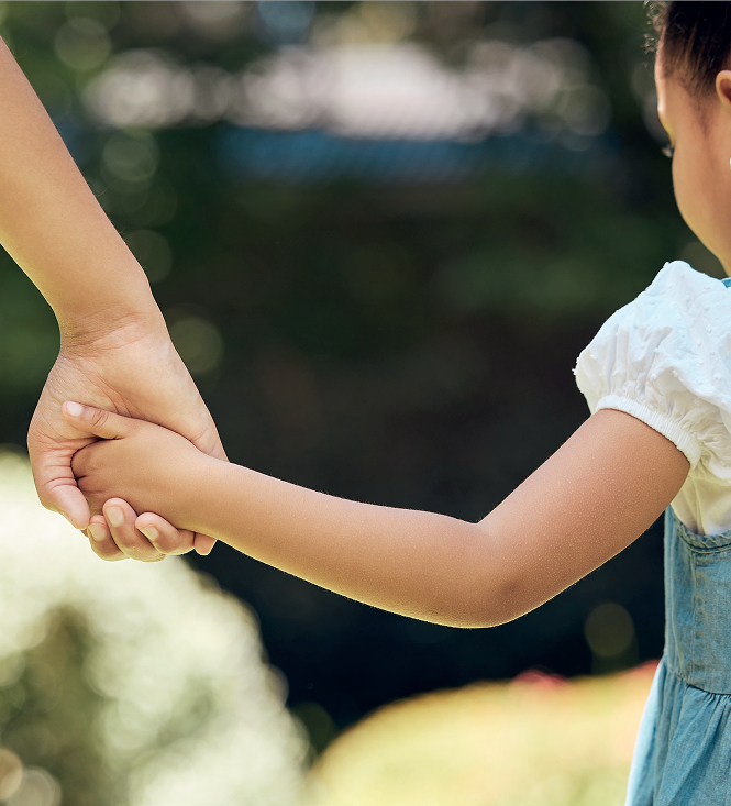Mãe segurando a mão da filha